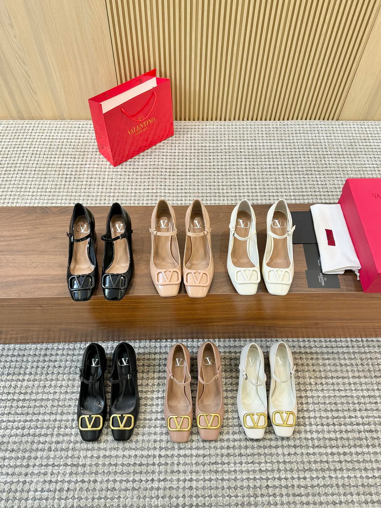 👟👟Ex-factory price 460👟👟 Genuine leather sole + 40 Valentino. Large v-buckle sandals ㊙️Latest series of counters Authentic grade version with perfect details. Authentic products are made one to one. All details are consistent with genuine ones. The upper foot is very pedicure type. The key point is that it is very good and easy to control. It does not grind the feet and does not tire the feet. Walking artifact, exclusive mold opening. The highest version on the market. Fabric: imported mixed sheepskin, lining and foot pads are all sheepskin. Code number (34 to 42) Customized sizes 34 and 42 are non-refundable and non-exchangeable. Heel height: 7.5CM, rubber sole, leather sole +40